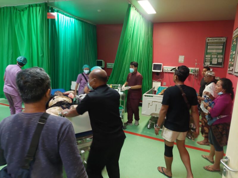 Suasana penanganan awal para korban kompor mayat meledak saat berada di IGD RS Sanjiwani Gianyar. (istimewa)