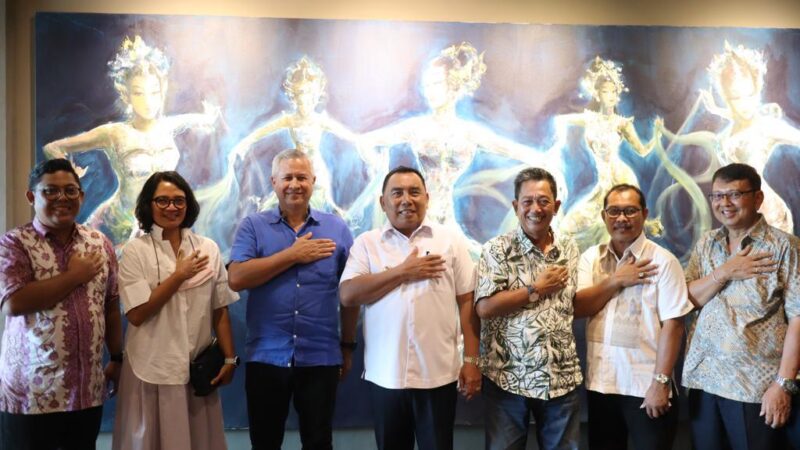 Bupati Jembrana bersama jajaran Bank Mandiri saat bertemu di Denpasar, Kamis, 8 September 2022.