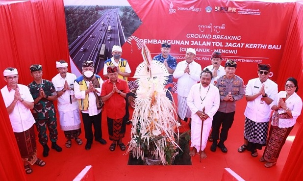 Peletakan batu pertama atau groundbreaking Jalan Tol Jagat Kerthi Bali pada Sabtu, 10 September 2022 di Desa Pekutatan, Kecamatan Pekutatan, Kabupaten Jembrana.
