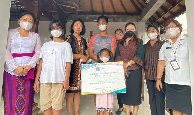 Penyerahan bantuan untuk Gung Gus dan dua adiknya, anak yatim di Kelurahan Dangin Puri, Kota Denpasar, Rabu, 7 September 2022.