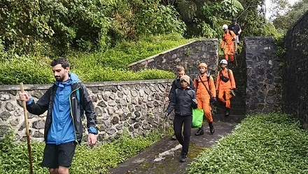 Dua WNA asal Inggris yang tersesat saat mendaki di Gunung Agung, Karangasem, berhasil dievakuasi pada Jumat 28 Oktober 2022 pagi.