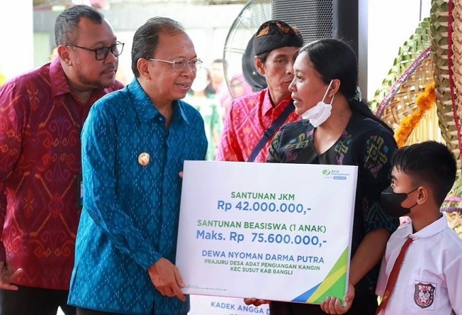 Deputi Direktur BPJS Ketenagakerjaan Banuspa, Kuncoro Budi Winarno (kiri) bersama Gubernur Bali, Wayan Koster, menyerahkan santunan dalam acara “House Warming” BPJS Ketenagakerjaan Cabang Gianyar, Rabu 21 Desember 2022.