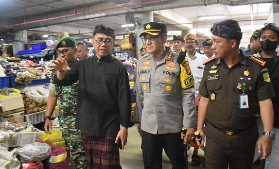 Wali Kota Jaya Negara bersama Kapolresta Bambang Yugo Pamungkas, Dandim Dody Triyo Hadi, Kajari Rudy Hartono saat inspeksi pangan di Pasar Badung, Denpasar, Kamis (15/12/2022).