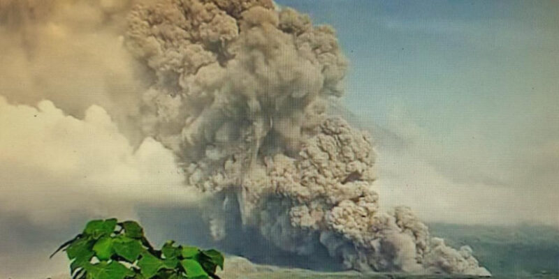 Awan panas guguran (APG) Gunung Api Semeru terpantau dari CCTV Pos Pantau PVBMG pukul 06.30 WIB, Kabupaten Lumajang, Jawa Timur, Minggu (4/12/2022).