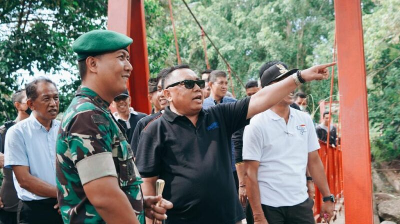 Bupati I Nengah Tamba bersama Dandim 1617 Jembrana Letkol Inf Teguh Dwi Raharja usai peresmian pemanfaatan kembali Jembatan Gantung Sungai Gelar.