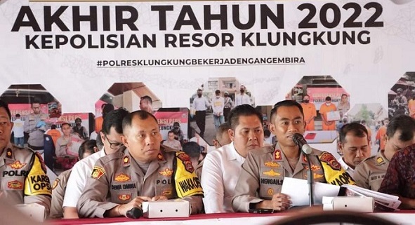 Kapolres Klungkung, AKBP I Nengah Sadiarta, saat melakukan rilis akhir tahun, Sabtu (31/12/2022).