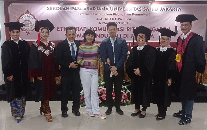 Agung Patera (ketiga dari kiri) usai promosi doktor di Universitas Sahid Jakarta dengan disertasi “Etnografi Komunikasi Ritual Ngaben Umat Hindu Bali di Jakarta”.