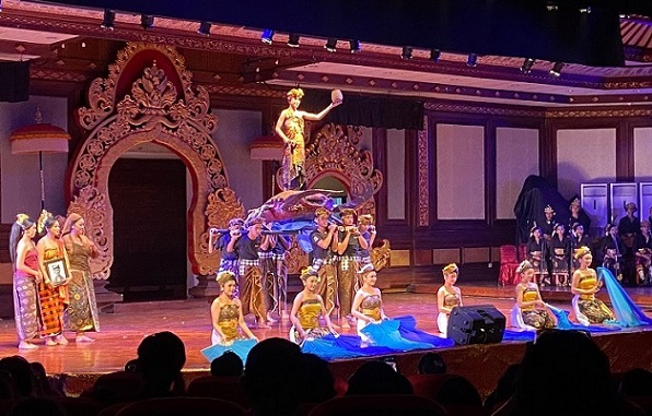 Pentas drama berjudul “Ketut Garing” yang ditampilkan anak-anak Teater Jineng SMAN 1 Tabanan, Kamis 23 Februari 2023.