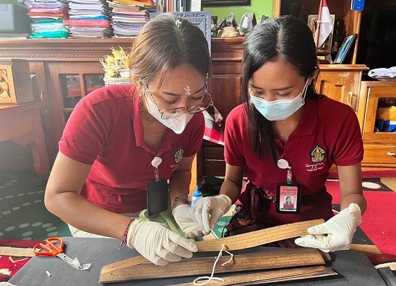 Penyuluh Bahasa Bali saat melakukan konservasi lontar di Desa Adat Buahan, Kintamani, Bangli, Jumat (17/2/2023).