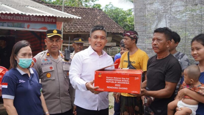 Wabup Ipat menyalurkan bantuan kepada keluarga korban rumah roboh di Desa Mendoyo Dauh Tukad, Kecamatan Mendoyo, Jembrana, Rabu (18/1/2023).