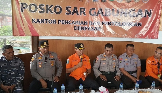 Kepala Basarnas Bali, Gede Darmada, saat memberikan keterangan kepada media di Pelabuhan Benoa, Denpasar, Senin (6/3/2023) sore. (ist)