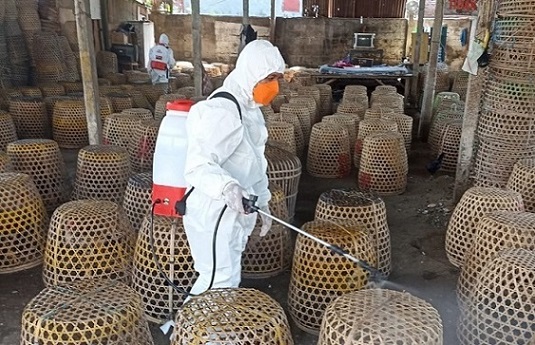 Penyemprotan biosecurity dengan menyasar Pasar Burung Satria dan Pasar Kumbasari, Jumat (3/3/2023).