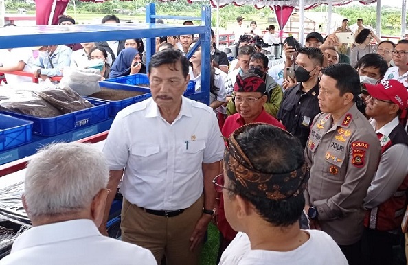 Menko Marves RI, Luhut Binsar Pandjaitan, saat meninjau uji coba operasional TPST Kesiman Kertalangu, Kota Denpasar, Kamis (9/3/2023).