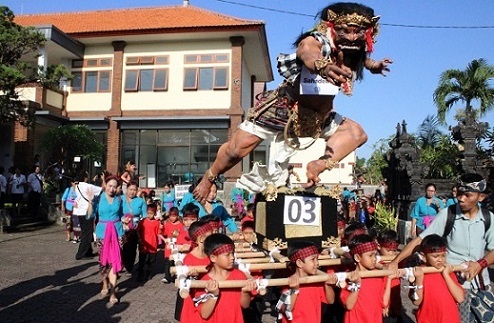 Anak-anak TK/PAUD di Kecamatan Denpasar Timur mengikuti pawai ogoh-ogoh pada Rabu (15/3/2023).