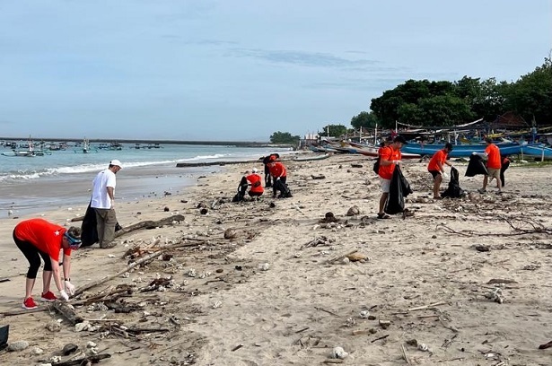 Awak kabin Jetstar lokal saat melakukan aksi bersih-bersih di Pantai Kelan, Kelurahan Tuban, Kuta, Rabu (5/4/2023).