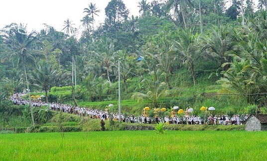Ribuan umat Hindu mengikuti upacara melasti dalam rangkaian Karya Ida Bhatara Turun Kabeh Pura Agung Besakih, Karangasem, Senin (3/4/2023).