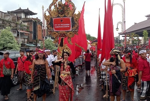 Pawai Budaya pendaftaran Bacaleg PDIP Gianyar ke KPU Gianyar pada Kamis 11 Mei 2023. (ist)