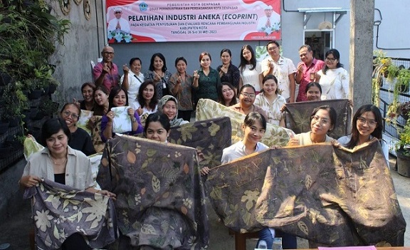 Wakil Ketua Dekranasda Denpasar bersama para perajin menunjukkan hasil karya para peserta yang mengikuti pelatihan ecoprint. (ist)