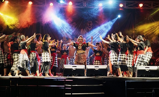 Tari Kecak menjadi salah satu pertunjukan dalam puncak acara Parisma Festival (Parfest) II yang berlangsung di Lapangan Bengati, Banjar Tengah, Desa/Kecamatan Blahbatuh, Gianyar.