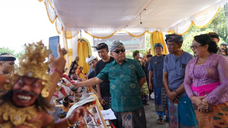 Bupati Tamba saat meninjau karya para peserta dalam ajang lomba ogoh-ogoh mini, tapel, dan sketsa ogoh-ogoh yang digelar Pasikian Yowana Jembrana, Sabtu (6/5/2023). (ist)