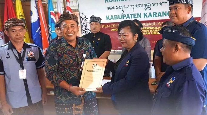 Ketua DPD Nasdem Karangasem, I Gusti Ayu Mas Sumatri, saat menyerahkan berkas pendaftaran bacaleg yang akan bertarung pada Pemilu 2024 mendatang. (ist)