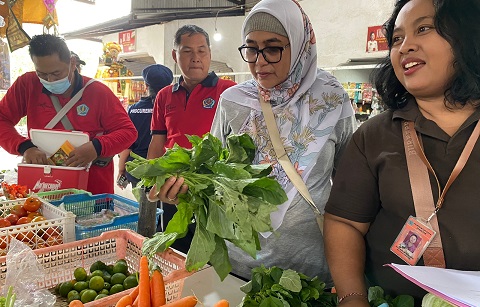 Petugas Dinas PKP Kota Denpasar saat melakukan pengecekan kualitas pangan di Pasar Desa Adat Penatih pada Jumat (5/5/2023).