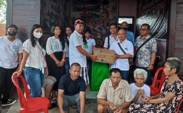 Penyerahan tali kasih dari KSP Cendekia Praja Bhakti kepada Panti Sosial Werdha Shanti, Tabanan, Kamis, 1 Juni 2023. (ist)