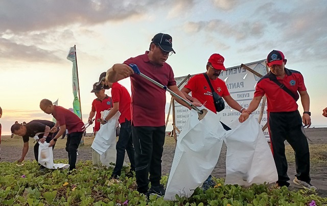 Pemkot Denpasar saat mengelar aksi bersih-bersih di sepanjang Pantai Biaung, Kesiman Kertalangu, Sabtu 10 Juni 2023. (ist)