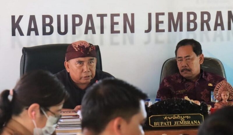 Bupati Tamba (kiri) saat menerima ekpose laporan antara dari Konsultan DED pembangunan rumah kakao.