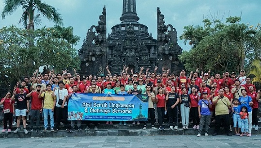 Keluarga besar Varash mengadakan aksi bersih lingkungan dan olahraga bersama di area Lapangan Renon, Denpasar. (ist)