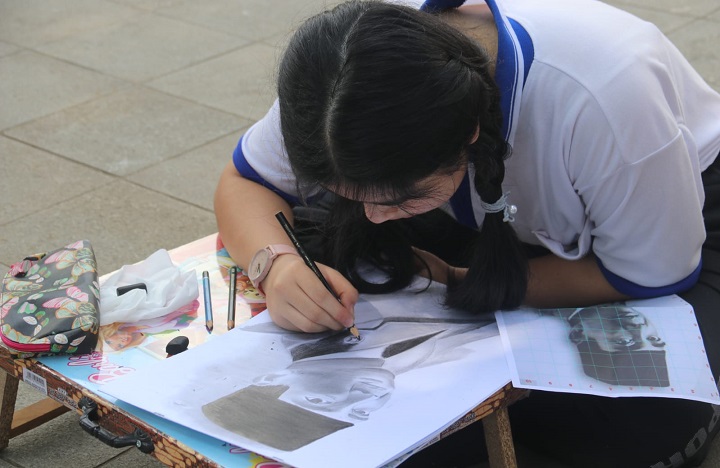 Salah seorang siswa peserta lomba Sketsa Wajah Bung Karno di Buleleng, Kamis, 8 Juni 2023. (ist)
