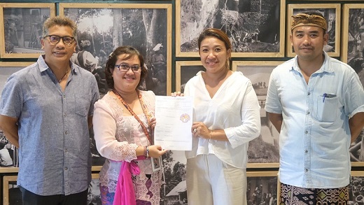 Plt. Kadis Pariwisata Kota Denpasar, I Gusti Ayu Laxmy Saraswaty, bersama salah seorang pelaku UMKM menunjukkan sertifikat merek yang sudah berhasil terbit.
