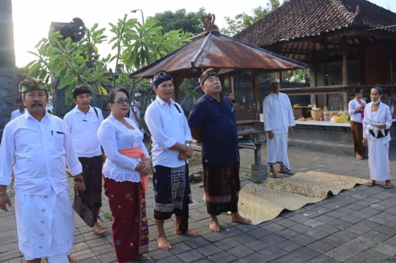Bupati Tamba dan pihak terkait di sela-sela sosialisasi perbaikan Pura Segara Gilimanuk, Kabupaten Jembrana, Minggu (4/6/2023).