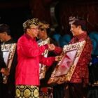 Penyerahan penghargaan Adi Sewaka Nugara oleh Gubernur Bali, Wayan Koster, kepada para penerima, Minggu, 16 Juli 2023 d Ardha Candra Art Centre, Denpasar.