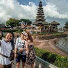Ilustrasi. Wisatawan mancanegara saat berfoto di DTW Ulun Danu Beratan, Baturiti, Tabanan.