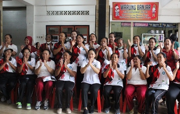 Ketua TP PKK Kota Denpasar, Sagung Antari Jaya Negara, bersama para lansia peserta Posyandu Paripurna Banjar Abian Kapas Kaja, Kelurahan Sumerta pada Sabtu (1/7/2023).