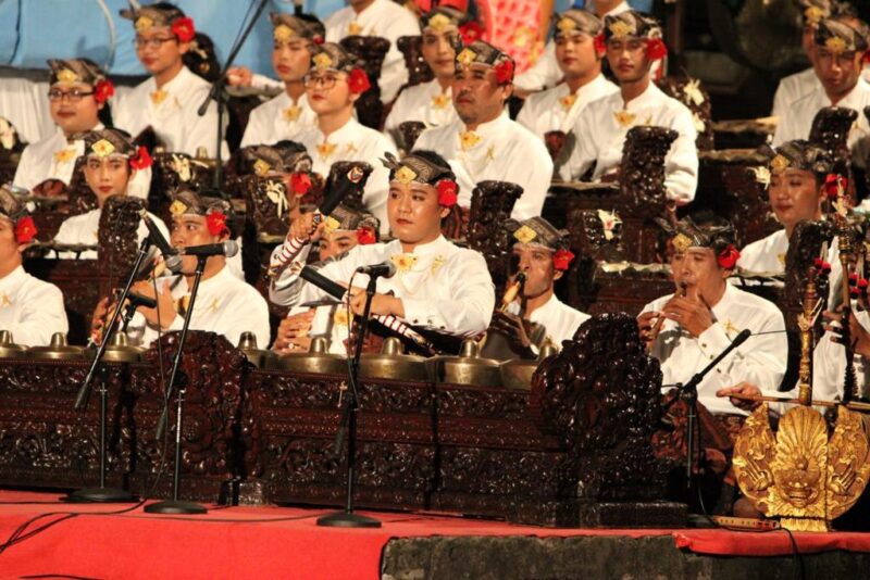 Sekaa Gong Banjar Belaluan Sadmerta saat tampil di Panggung Terbuka Ardha Candra, Taman Budaya, Selasa (11/7/2023) malam. (ist)