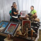 Seniman lukis generasi muda asal Desa Nagasepeha, Made Wijana, saat pameran karya seni Lovina Festival 2023. (ist)