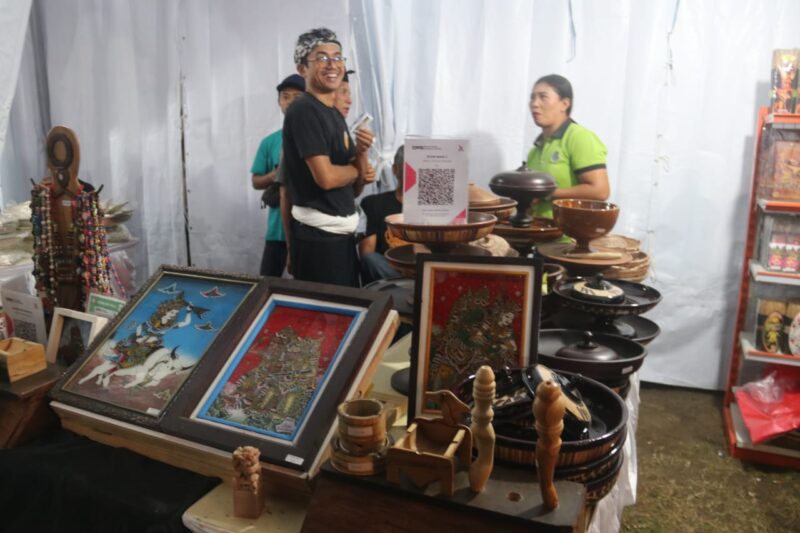 Seniman lukis generasi muda asal Desa Nagasepeha, Made Wijana, saat pameran karya seni Lovina Festival 2023. (ist)