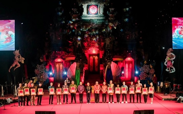 Penyerahan penghargaan Dharma Kusuma dan Bali Jani Nugraha oleh Gubernur Bali, Wayan Koster, di Ardha Candra, Taman Budaya Bali, Minggu (30/7/2023) malam. (ist)