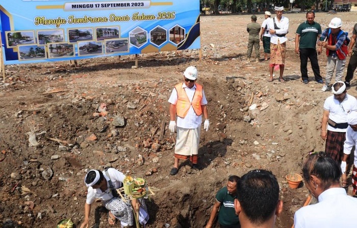 Revitalisasi gedung baru Pasar Umum Negara telah dimulai dengan prosesi peletakan batu pertama oleh Bupati Jembrana, I Nengah Tamba, pada Minggu (17/9/2023).