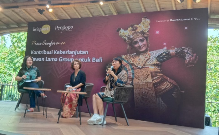 Direktur Living World, Jannywati (kanan), saat press conference pada Jumat, 8 Desember 2023 di Living World Denpasar.