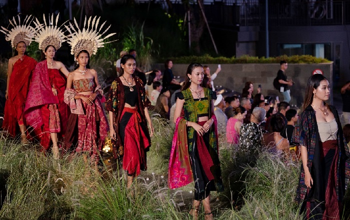 Fashion Show Buleleng Kita, Denpasar, 8 Desember 2023 menghadirkan 74 karya berbahan utama kain tenun Bali dari UMKM tekstil dan pakaian Buleleng hasil program pendampingan, desainer lokal dan Pendopo.