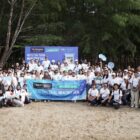 Kenvue Indonesia, Watsons Indonesia, dan para volunteers dari komunitas pegiat lingkungan Malu Dong yang ikut dalam kegiatan aksi bersih-bersih pantai di Pantai Mertasari, Sanur, Kota Denpasar, Bali.