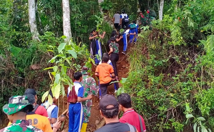 Kodim 1609/Buleleng bersama sejumlah pihak melakukan penanaman bibit pohon di Desa Lemukih, Kecamatan Sawan, Kabupaten Buleleng pada Kamis, 14 Desember 2023.