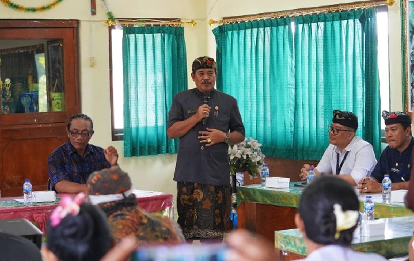 Plt. Bupati Klungkung, I Made Kasta, saat menghadiri kegiatan Temu Wirasa Penyehat Tradisional Kabupaten Klungkung di Ruang Rapat Dinas Kesehatan pada Kamis, 14 Desember 2023.