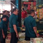 Pemkab Buleleng melalui Perumda Pasar Argha Nayottama melakukan stabilisasi harga beras melalui pemberian subsidi ke sejumlah pedagang.