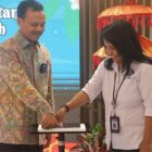 Kepala Balai Bahasa Provinsi Bali, Valentina Lovina Tanate, bersama Sekda Provinsi Bali, Dewa Made Indra, saat meluncurkan inovasi Parasali (Paplajahan Aksara, Basa, lan Sastra Bali) pada Senin (18/3/2024) di Kuta.