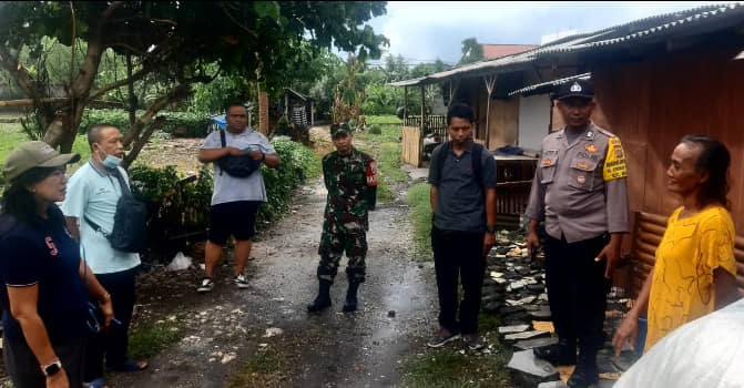 Bhabinkamtibmas Desa Kesiman Petilan melakukan pendampingan terkait kegiatan kunjungan dari Dinas Kesehatan Hewan Kota Denpasar di Rumah Bedeng Ibu Sum, yang bertempat di Padang Galak.