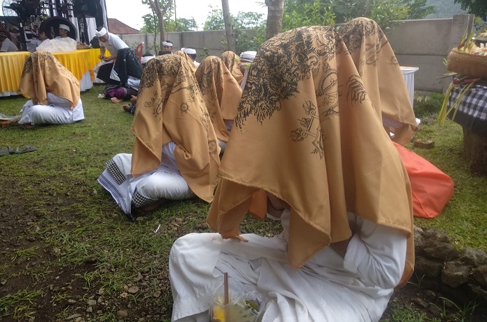 Prosesi pawintenan bersama di di Pasraman Sri Taman Ksetra, Desa Pikat, Kecamatan Dawan, Klungkung, bertepatan dengan Tilem Kadasa, Senin (8/4/2024).